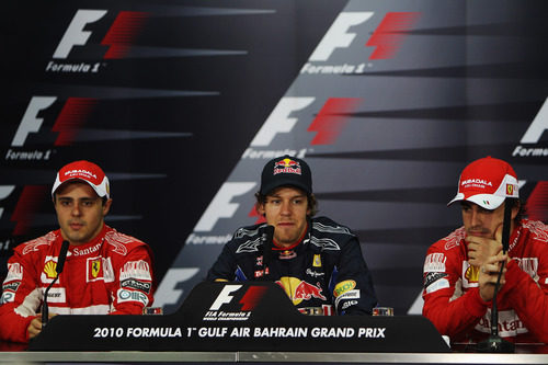 Vettel preside la rueda de prensa oficial