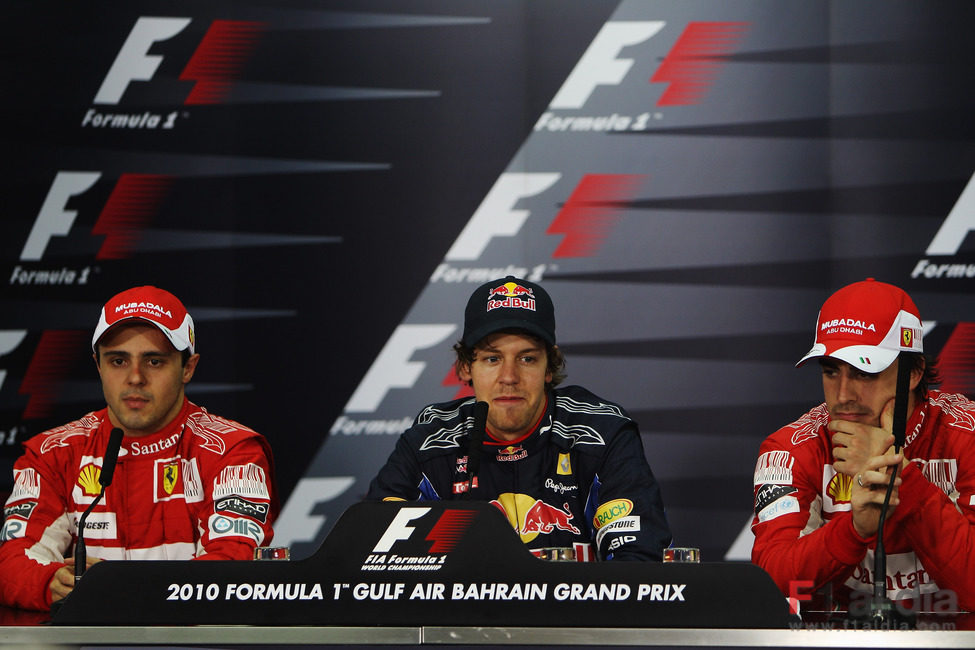 Vettel preside la rueda de prensa oficial