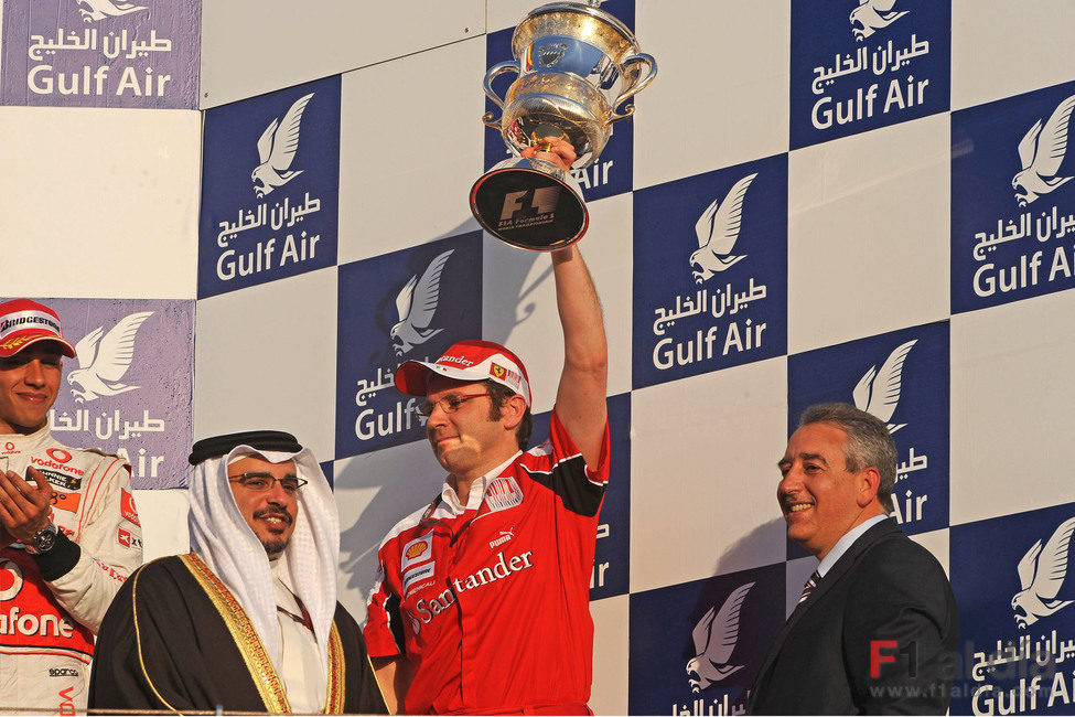 Domenicali levanta el trofeo de Ferrari