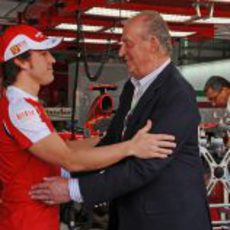 El Rey Juan Carlos saluda a Alonso