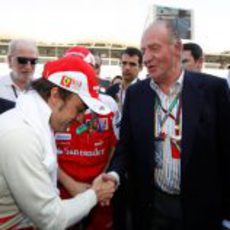 Alonso hace una reverencia al Rey