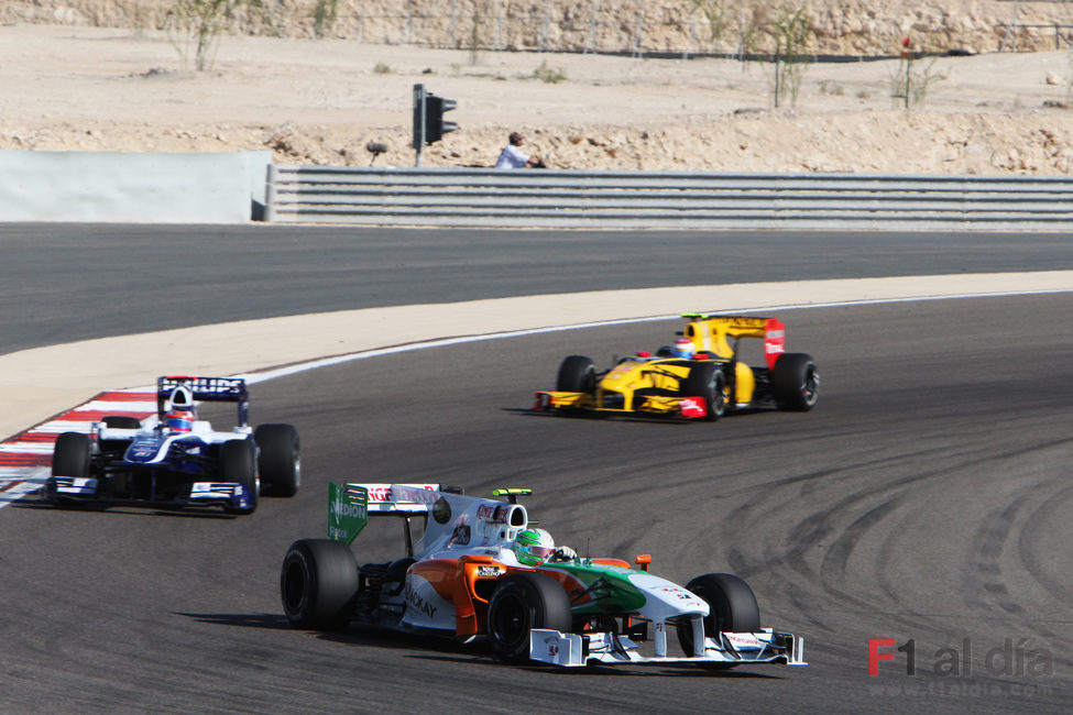 Liuzzi delante de Barrichello y Petrov