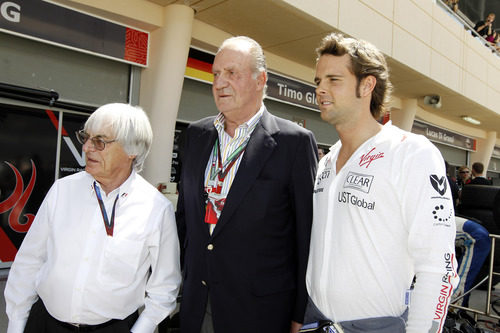 Ecclestone y Soucek junto al Rey