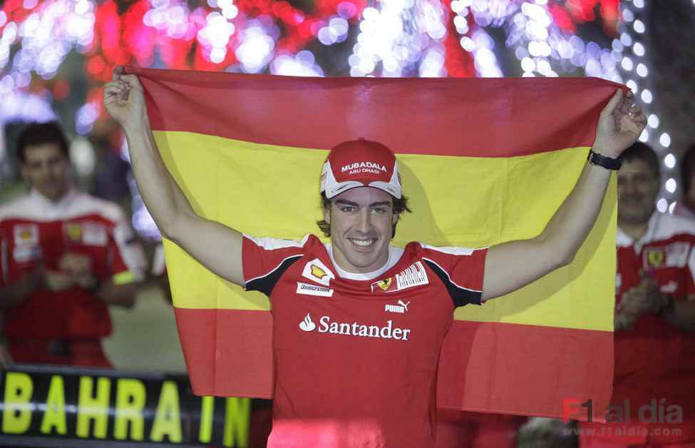 Alonso posa con la bandera española