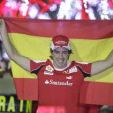 Alonso posa con la bandera española