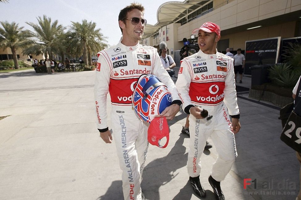 Button y Hamilton llegan al circuito