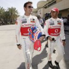 Button y Hamilton llegan al circuito