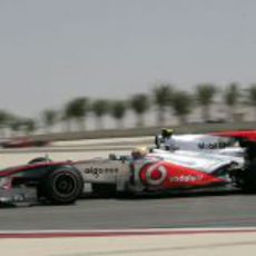 Lewis en pista con el MP4-25