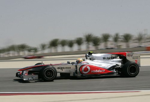 Lewis en pista con el MP4-25