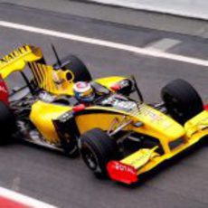 Petrov en el 'pit-lane'