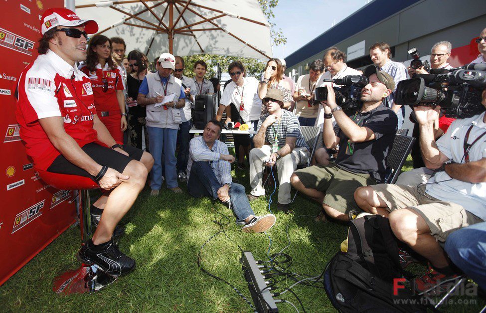 Alonso, rodeado por la prensa