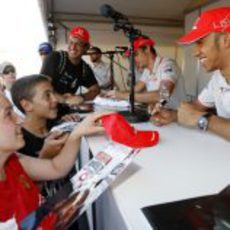 Lewis Hamilton, el amigo de los niños