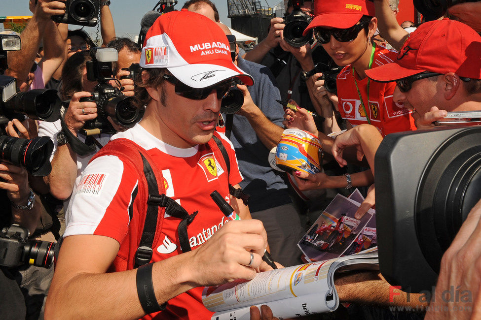 Alonso firma autógrafos a su afición