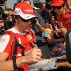 Alonso firma autógrafos a su afición