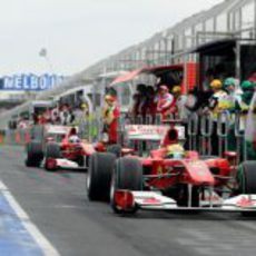 Los Ferrari ruedan por el 'pit-lane'