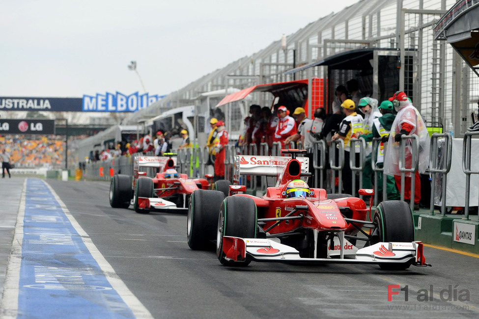 Los Ferrari ruedan por el 'pit-lane'