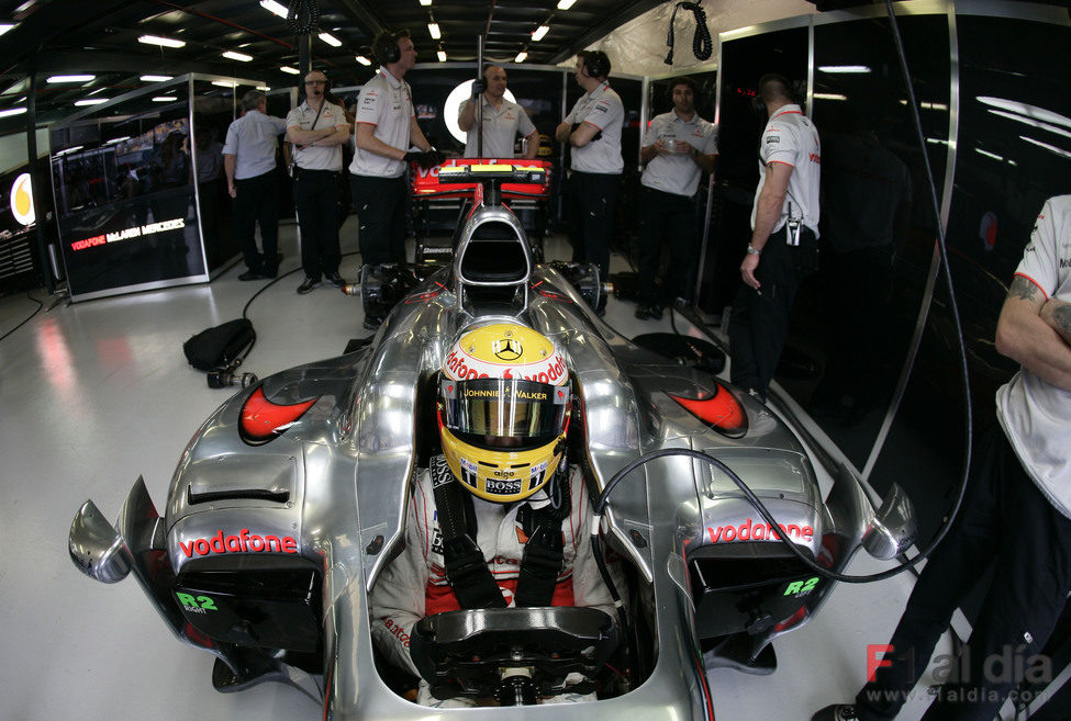 Hamilton preparado en su box