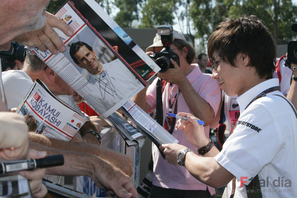 Kamui firma autógrafos