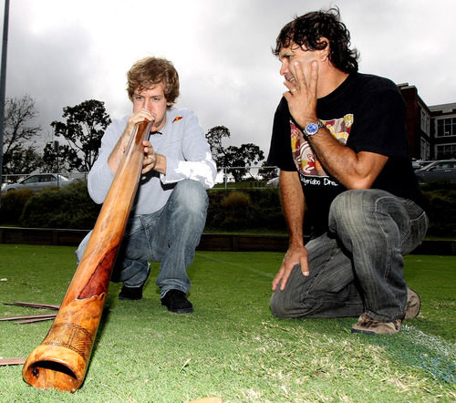 Vettel toca un instrumento típico australiano