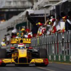 Petrov en el 'pit-lane'