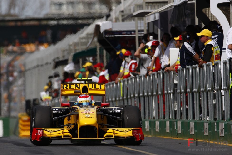 Petrov en el 'pit-lane'