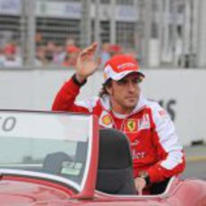 Fernando Alonso en el drivers parade de Australia