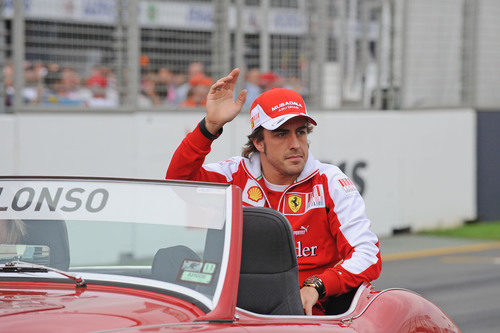 Fernando Alonso en el drivers parade de Australia