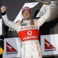Jenson Button levanta el trofeo en Australia 2010