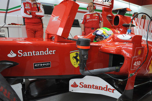 Felipe Massa en el garaje subido al F10