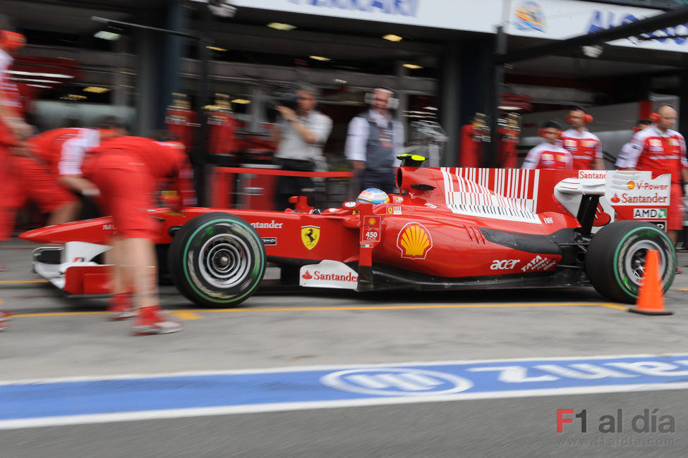 Alonso llega a boxes