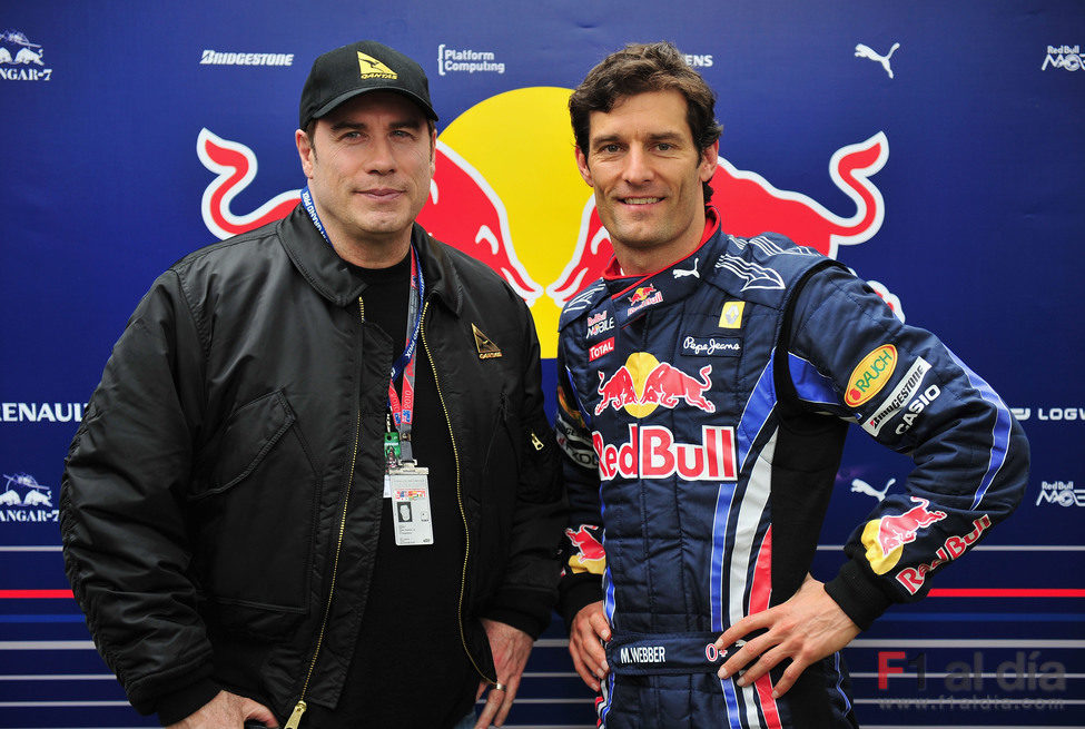 John Travolta y Mark Webber en el GP de Australia 2010