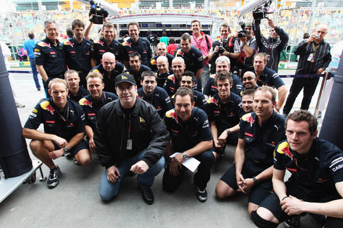 Travolta y los mecánicos de Red Bull