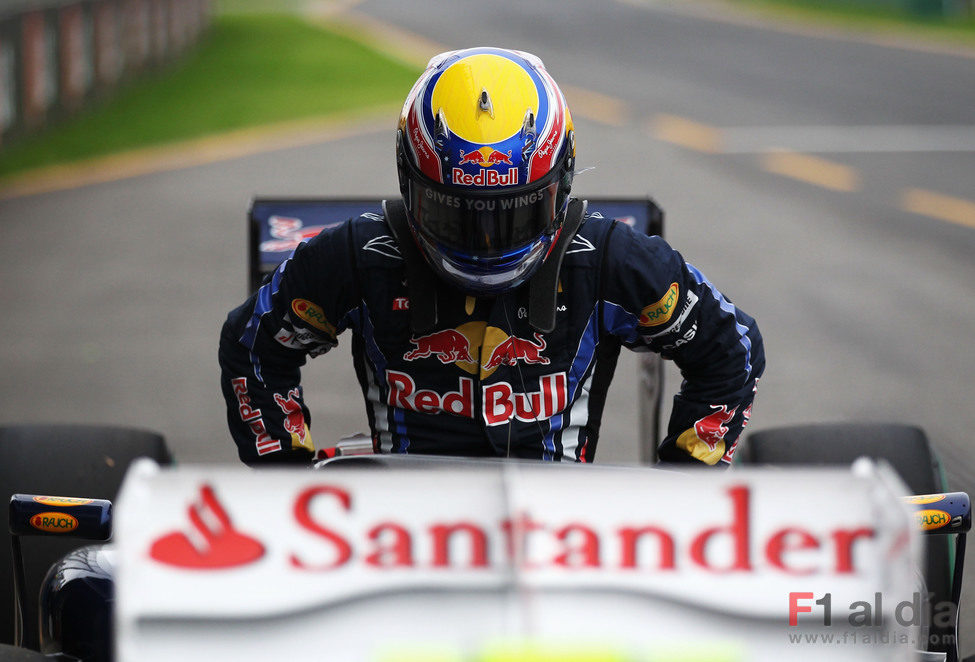 Mark Webber se baja de su monoplaza