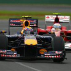 Fernando Alonso detrás de Mark Webber