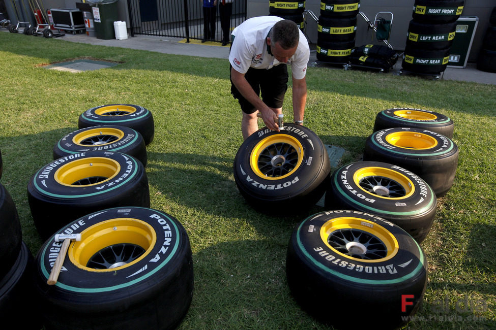 Montando las ruedas de Lotus