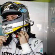 Rosberg se pone el casco