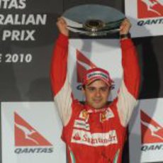 Felipe Massa levanta su trofeo