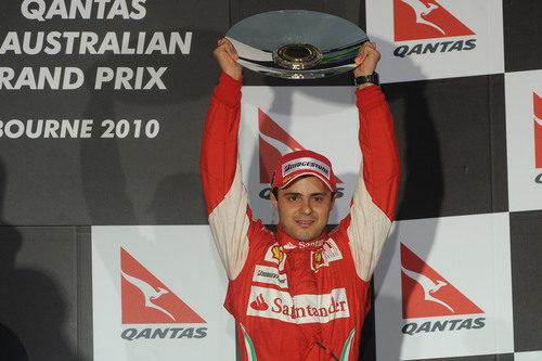 Felipe Massa levanta su trofeo