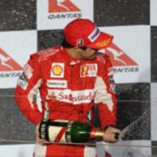 Felipe Massa descorcha el champán en el GP de Australia 2010