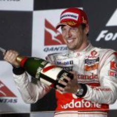 Jenson Button descorcha en champán en lo más alto