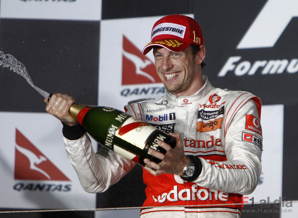 Jenson Button descorcha en champán en lo más alto