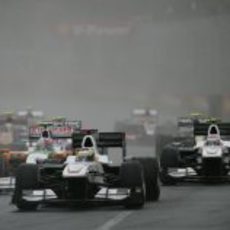 Los Sauber salen bajo la lluvia