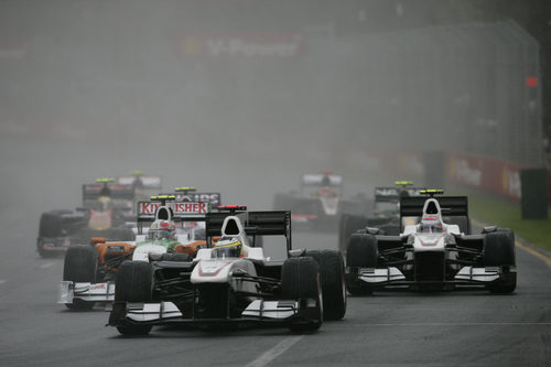 Los Sauber salen bajo la lluvia