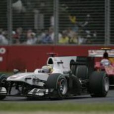 Pedro de la Rosa y Fernando Alonso luchan en pista