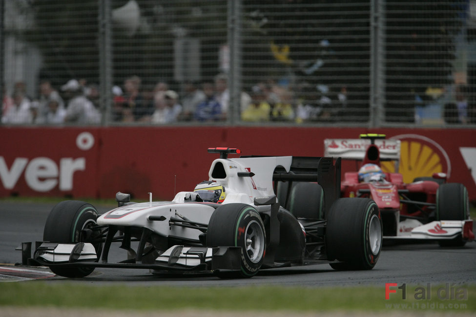 Pedro de la Rosa y Fernando Alonso luchan en pista