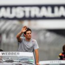 Mark Webber saluda a su público