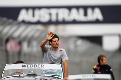 Mark Webber saluda a su público