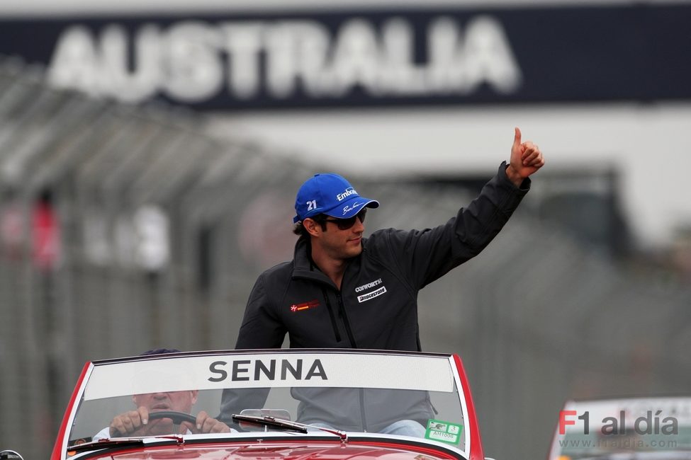 Bruno Senna saluda a los aficionados de Melbourne