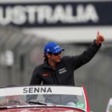 Bruno Senna saluda a los aficionados de Melbourne