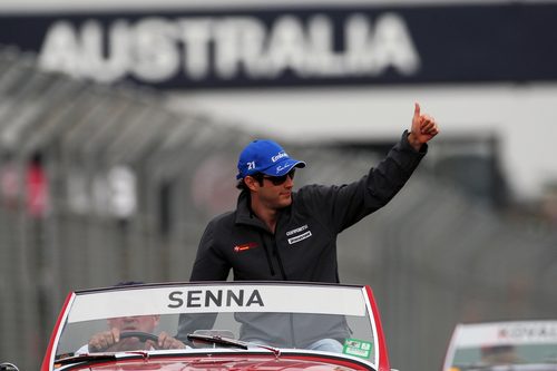 Bruno Senna saluda a los aficionados de Melbourne